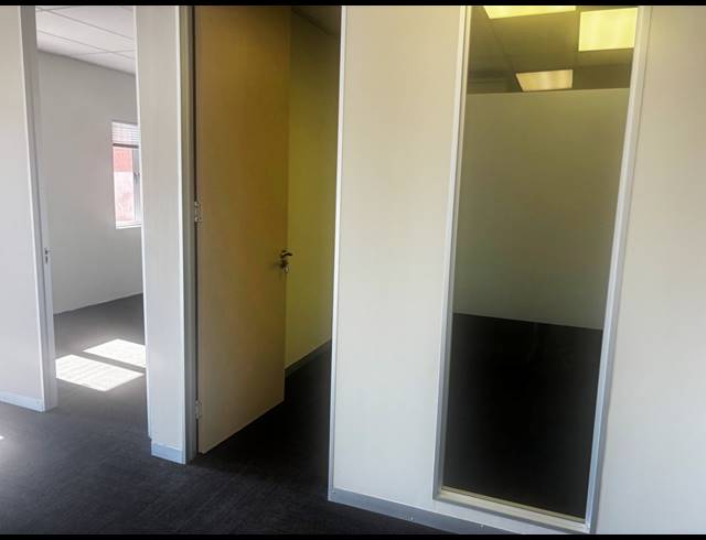 105M² BUILDING TO LET IN FOURWAYS